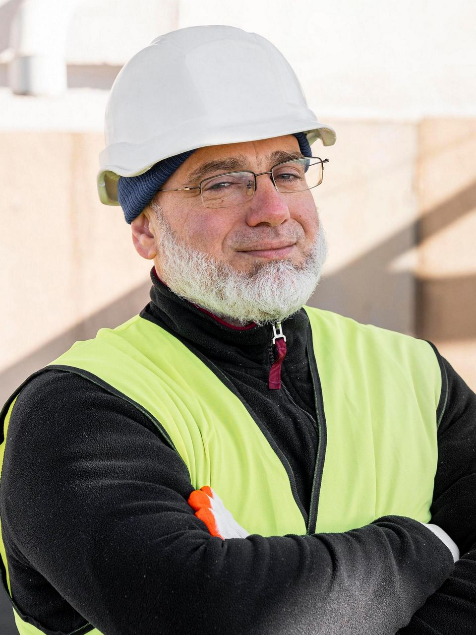 medium-shot-men-wearing-helmet